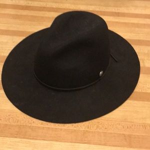 The perfect wide brim hat! Black great condition.